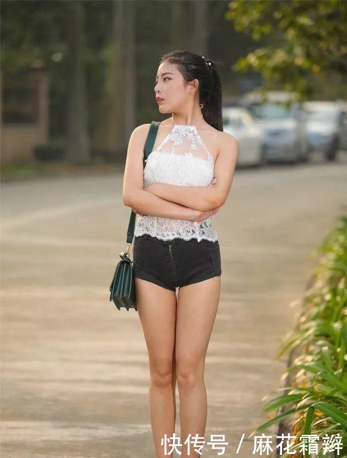 搭配|街拍:美女白色T恤搭配黑色裤,简单的黑白配立马提升了时尚感