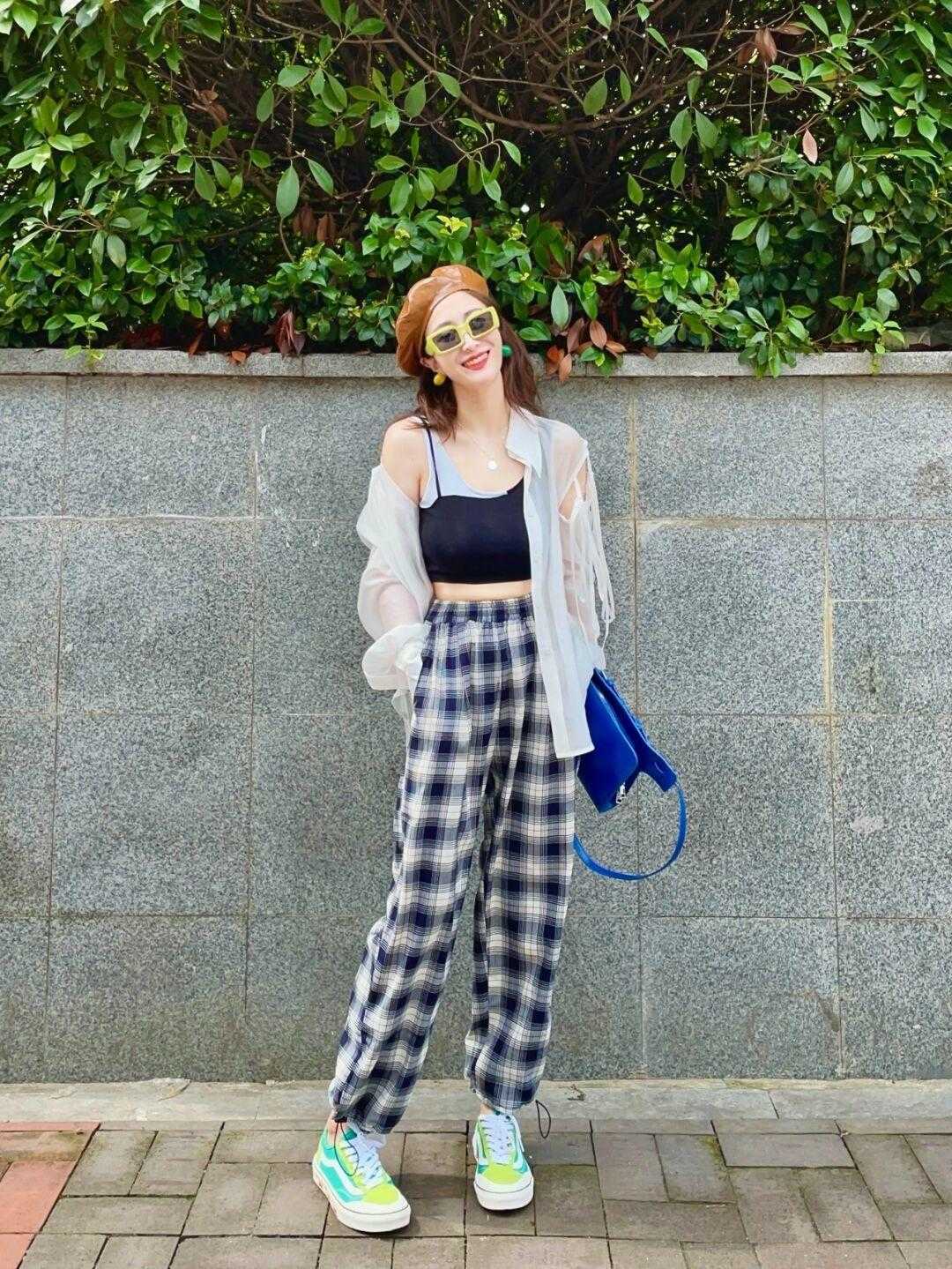 气质|穿衬衫的季节,怎么穿才能更干练又洋气?搭配格子长裤特别显气质