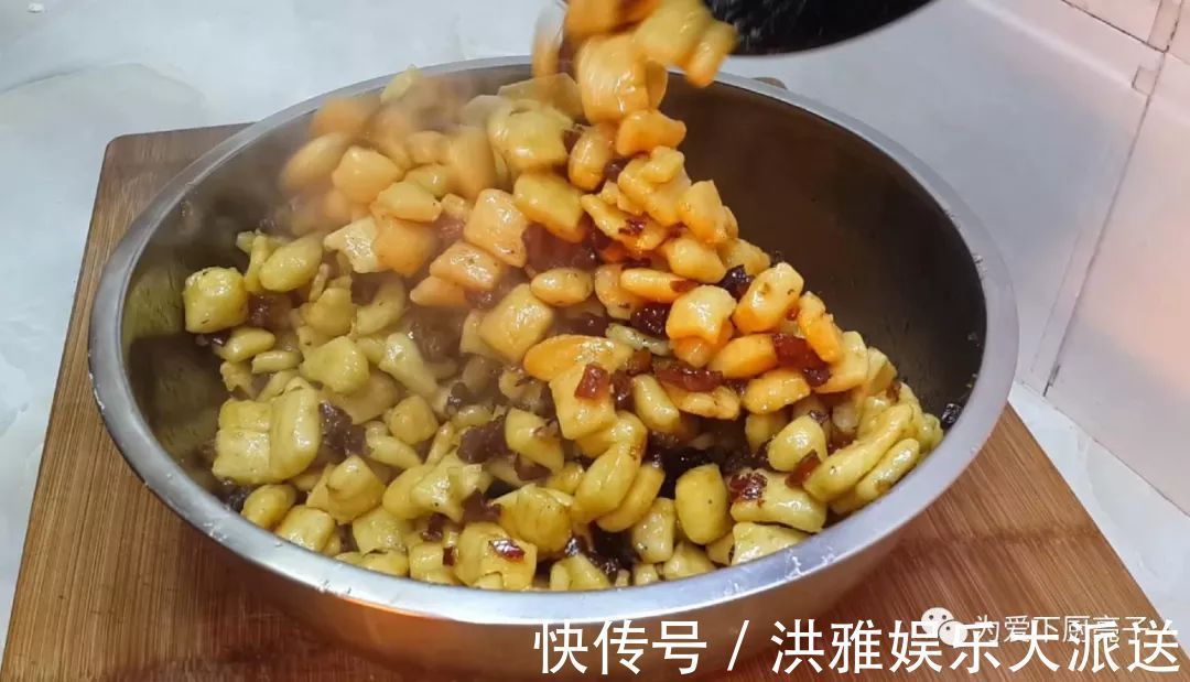 红枣|5个鸡蛋，1斤面粉，锅里一炒，做出创意小零食，比蛋糕好吃十倍