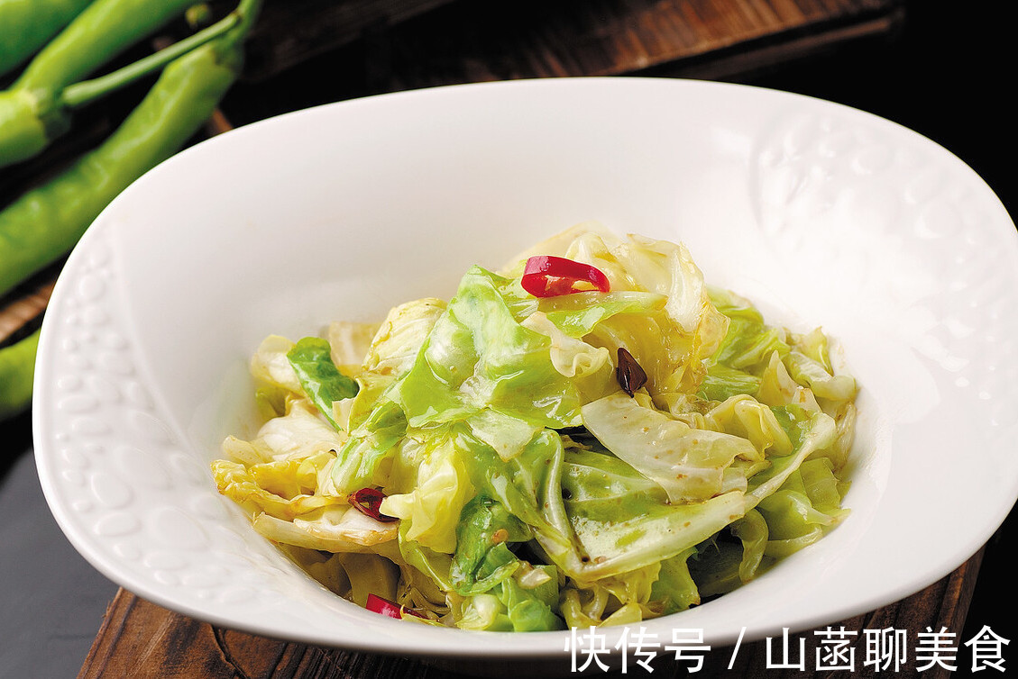 好吃|做手撕包菜别直接下锅，牢记3个小窍门，炒出来和饭店的一样好吃