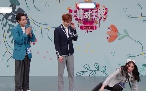 男嘉賓|關曉彤穿緊腿褲趴地上玩游戲,誰注意身后男嘉賓的表情?眼都看直了