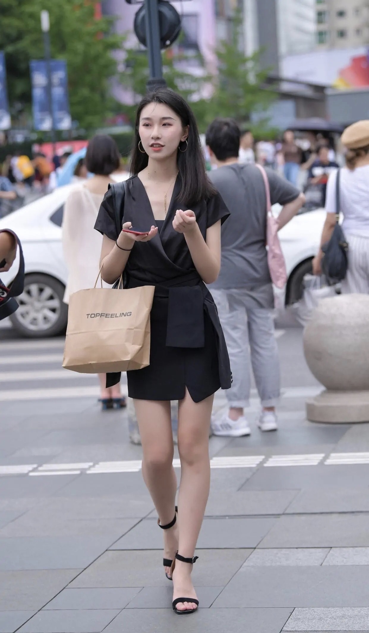 初秋时节更适合穿小黑裙，搭配一字带凉鞋，做一个精致小女人