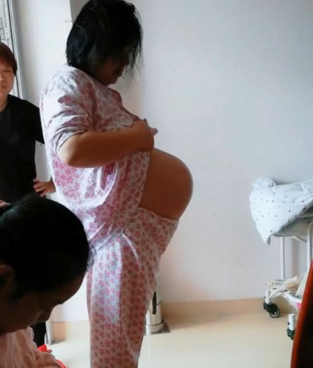 小哥哥|“悬浮肚”孕妇网上爆红,头一次见这种肚型,网友:是双胞胎?