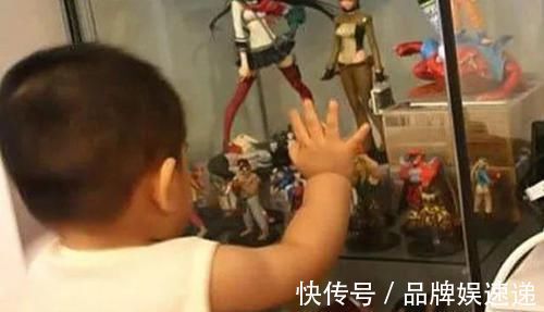 妈妈带9岁儿子参加同学聚会，回家后想看合照，发现已被踢出群聊