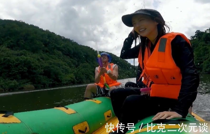 功底|金晨玩漂流靴子進水，看清她那花式倒水的動作，舞蹈功底不服不行