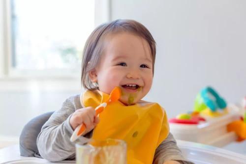 一日三餐|6-18个月宝宝辅食添加全攻略，分四个阶段，辅食添加更靠谱