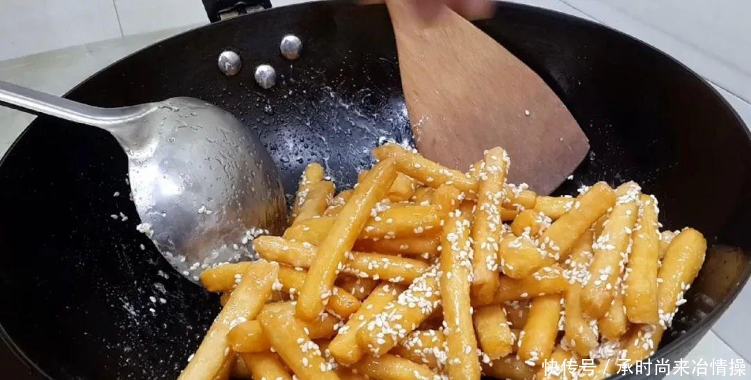 小油条|糯米粉这样做才好吃,开水一烫,个个焦脆又香酥,比麻花油条好吃
