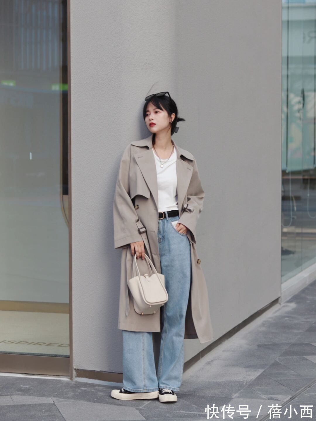 穿搭|秋天建议中年女性多穿“风衣”,搭配阔腿裤、半身裙,显瘦又显高