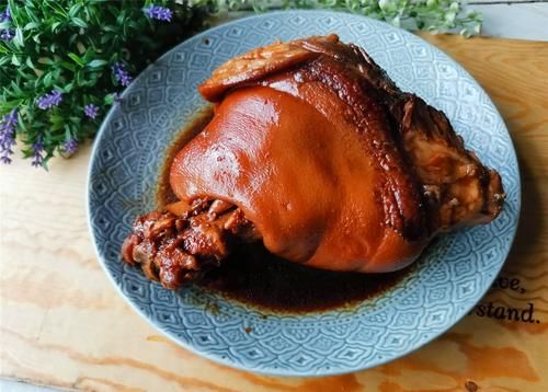  猪手和猪肘子去异味有窍门，烤制这一步不能少，做出的菜肴干净没异味，放心吃