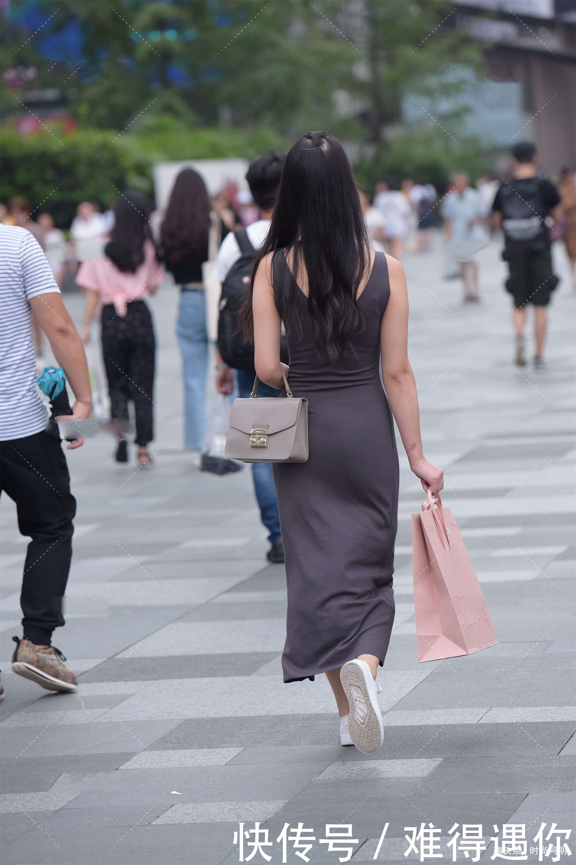 灰色针织连衣裙,效果十分正式优雅,也带有温柔休闲