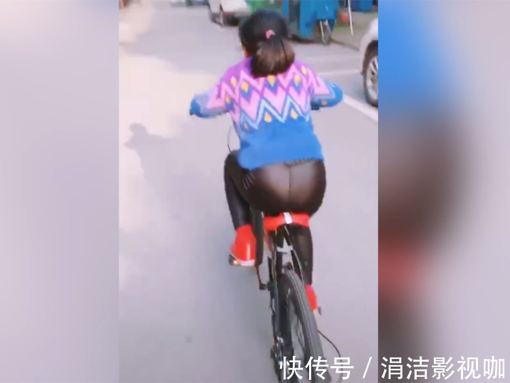 骑自行车|爸爸教女儿骑自行车，中途却偷偷放手，接下来的一幕笑喷了