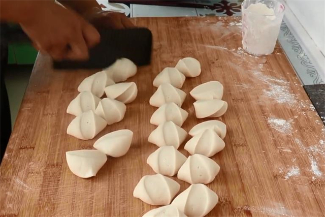 技巧|蒸包子,切记不可直接上锅蒸,3个小技巧,包子鲜嫩好吃,不塌陷