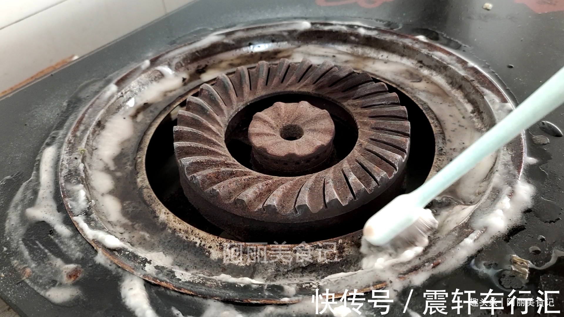 今天才知道，把白醋倒在燃气灶上，一年省出好几百开支，方便实用