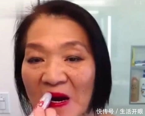 浓妆|68岁奶奶坚持浓妆出门，看到妆前妆后的对比后，网友：活出姿态