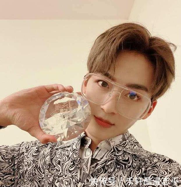 何炅|《極限挑戰(zhàn)寶藏行》開播,何洛洛真名上熱搜,曾被誤會是何炅親戚