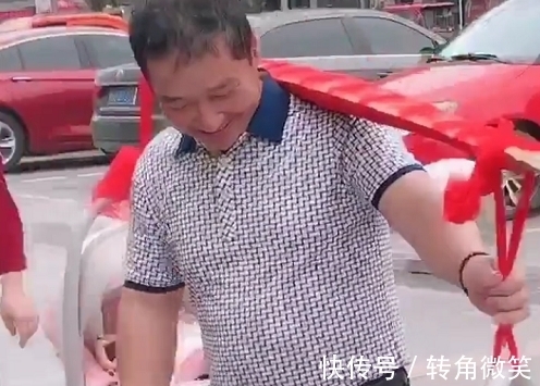 孙女|姥爷“挑”双胞胎,走出六亲不认的步伐,最重的扁担