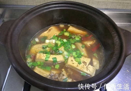 炖豆腐时,往锅里扔这2味香料,炖出来的豆腐又香又嫩,超美味!
