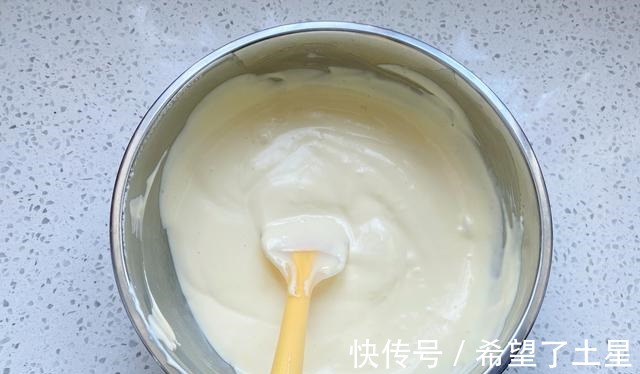 想吃杯子蛋糕不用买,在家轻松做出水光肌小蛋糕,不皱不裂又饱满!