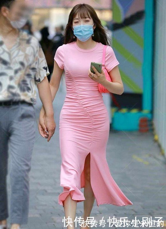 粉色 小姐姐穿粉色裙装,大秀小蛮腰的美,活力满满的甜美风!