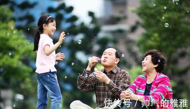 父母|老人帮忙带娃跟没老人带娃,3个家庭前后对比,差距一目了然!