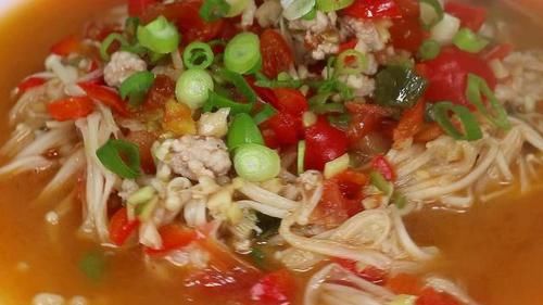 番茄|1把金针菇,2个西红柿,锅里一扔,老保姆拿手绝活,全家抢着吃