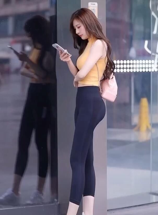 形体感|妹子喜欢运动,瑜伽裤外穿,将紧身的美进行到底