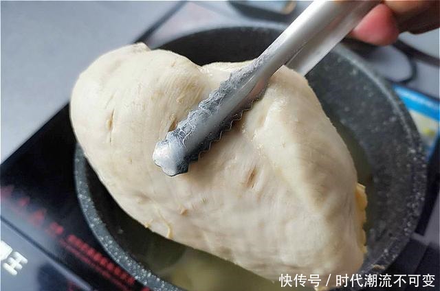 做凉面时,煮熟后过凉是大错!大厨这样做,面条更筋道,更有嚼劲