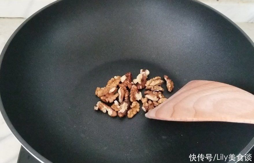  冷天要常吃黑芝麻，教你新做法，每天吃一勺，精神饱满过冬季