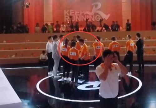 奔跑吧李晨没忍住哭了,郑恺未上前安慰,谁注意最先发现的是谁