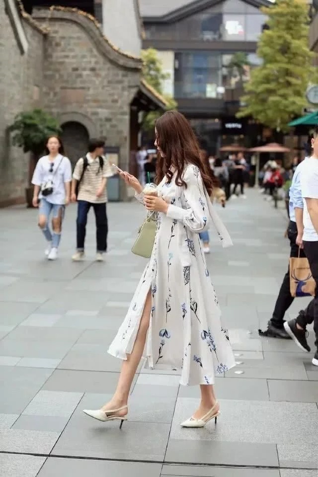 街拍:穿搭这么时尚的一位美女,无论身材长相都是一流,非常吸睛