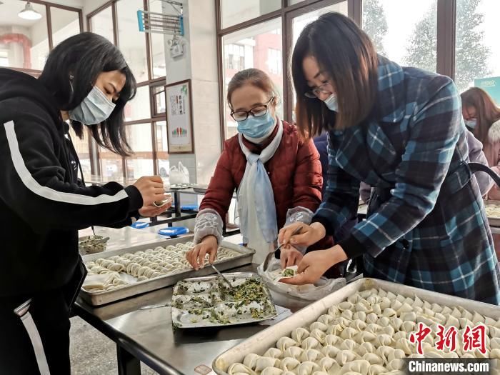 冬至|湖北襄阳：冬至日，两千师生共赴“饺子宴”