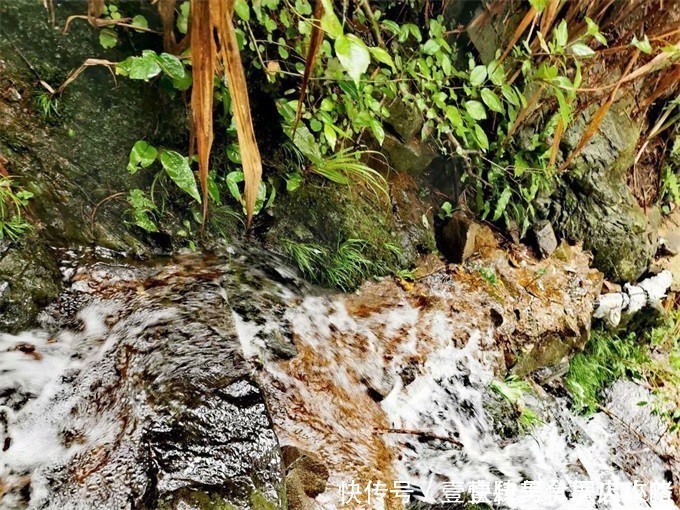 婺源篁岭旅游下榻菊花客栈民宿，四面环山，山泉从门口缓缓流淌