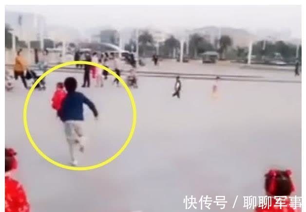 哥哥|拼二胎生了三胞胎女儿,出门时哥哥真是操碎了心,画风太有爱