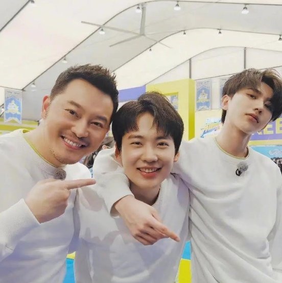 路透|蔡徐坤路透生圖曝光，失去十級美顏濾鏡，這顏值狀態(tài)是認真的嗎？