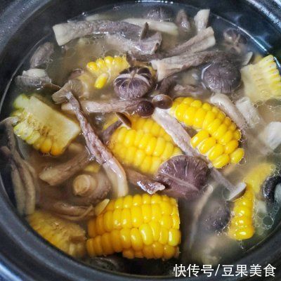 唇齿|排骨玉米菌菇汤一口下肚，唇齿留香