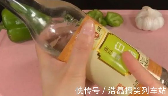 白醋倒在手心搓一搓,好多人不懂有啥用?看完赶紧告诉身边人