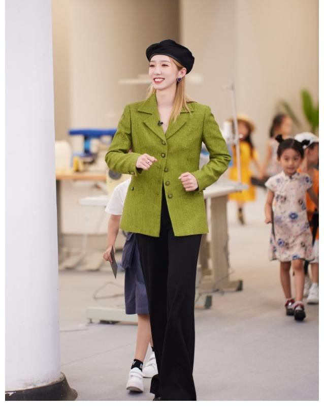 黑色系|真服了孟美岐，藍色膠布綁腳上當(dāng)鞋子穿，這誰模仿得來