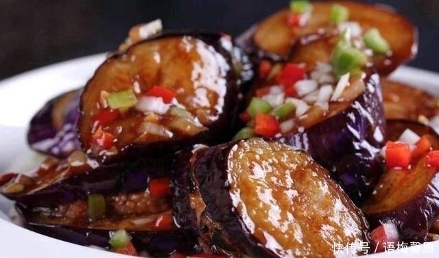 锅中烧油|在家请客,做这些菜,所有的朋友都争先恐后地吃它们