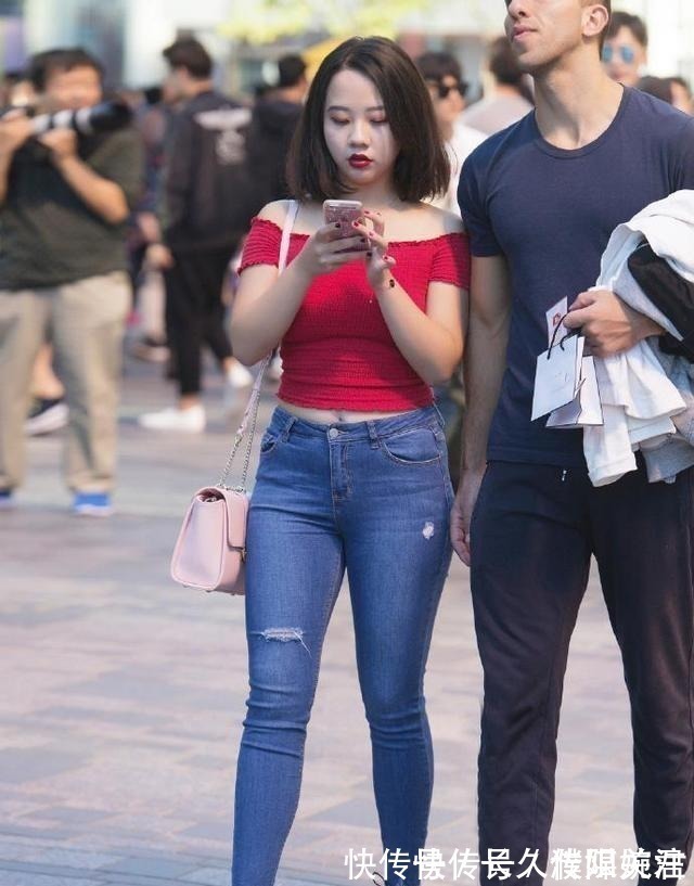 白皙 红高腰圆领T恤,与修身长裤搭配,展现出青春靓丽风采