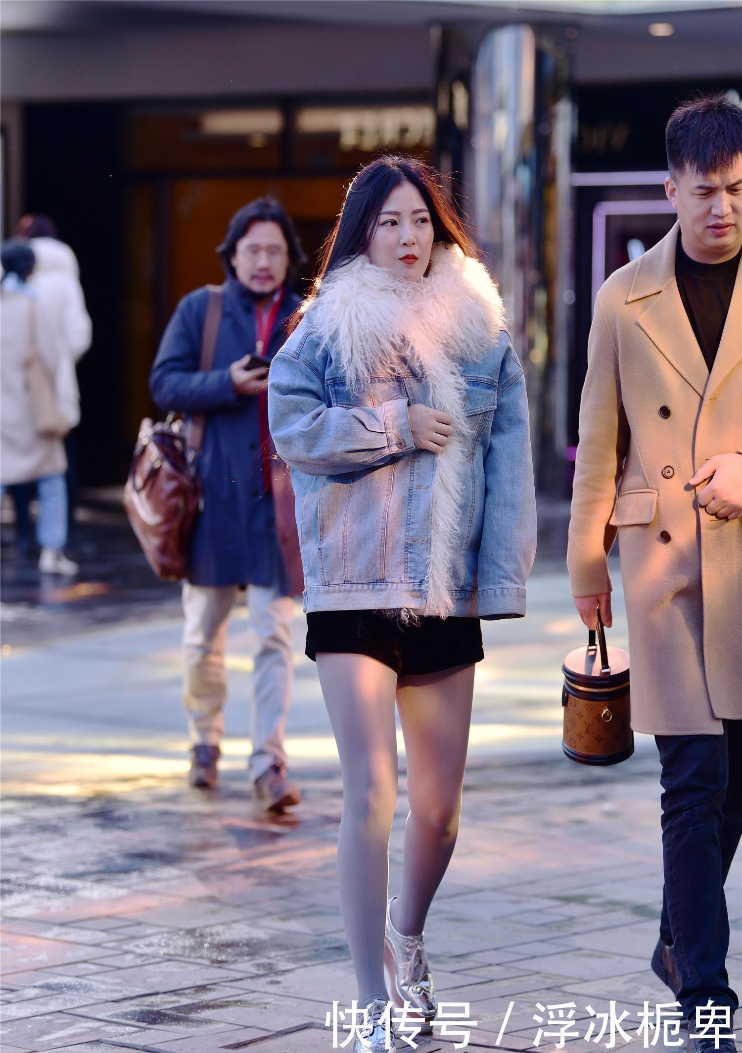 美女|小姐姐身上的这款连体裤,露背的设计,非常彰显性感