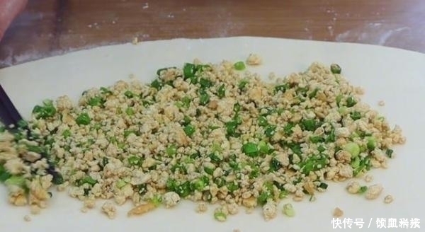 豆腐别只炒着吃,学会这样做,孩子天天点名吃,营养解馋,比肉香