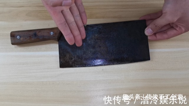 在菜刀上抹点牙膏真实用,解决了生活中的烦恼,省钱又实用,学学