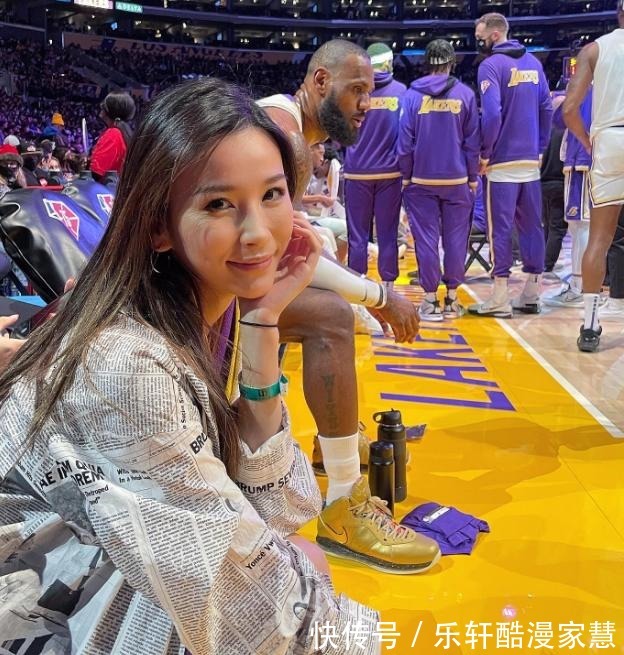 圣诞大战|她因坐詹姆斯身边爆红,模特身材明星颜值,脱下口罩美艳