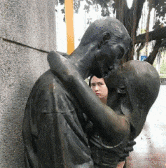 |搞笑GIF:姑娘 不行就别硬撑了 我看着都觉得尴尬