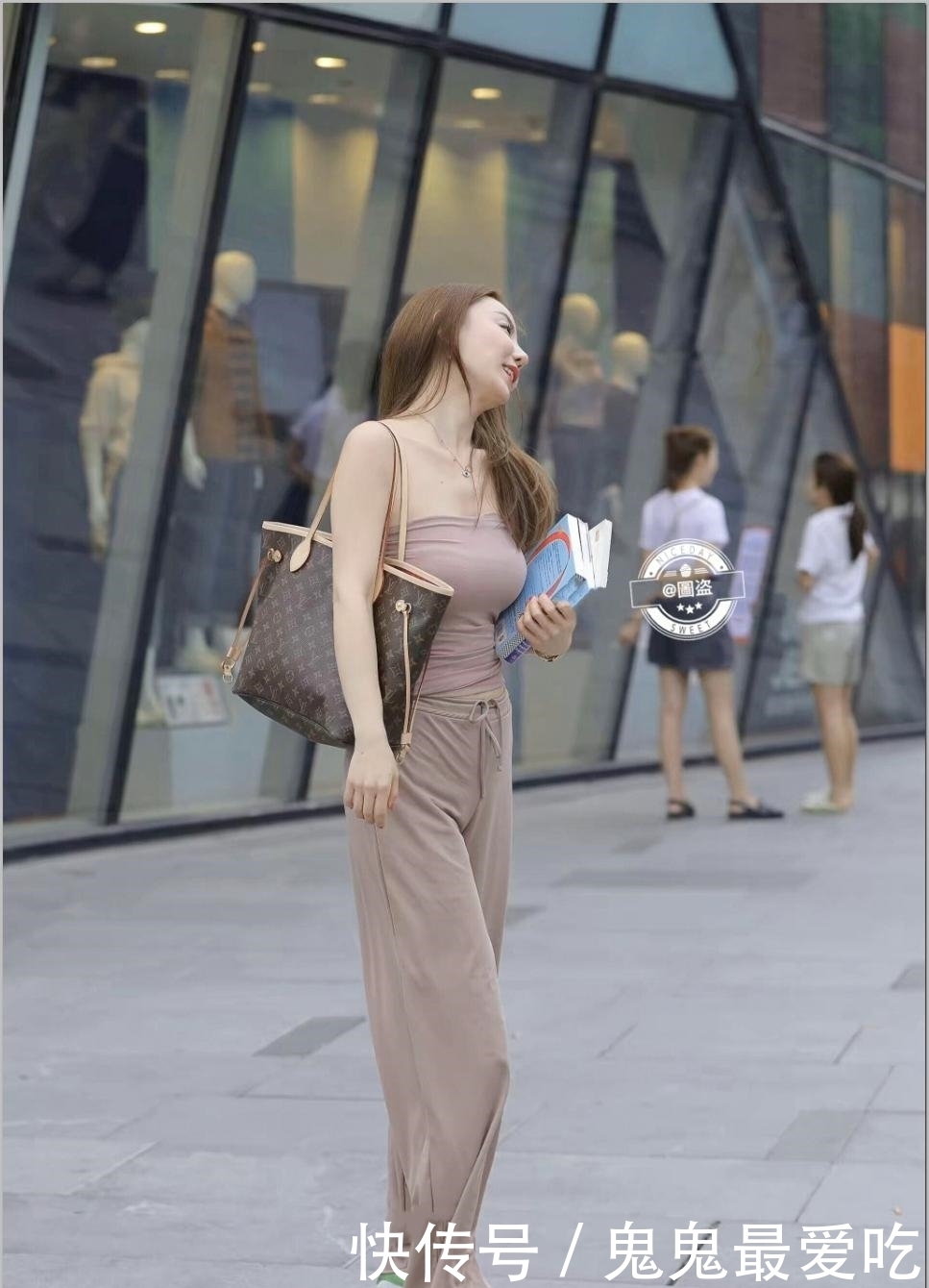街拍：美女高挑，身体也十分的苗条，穿衣富有