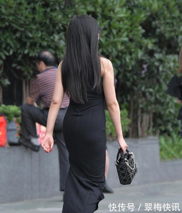 长裙 穿着黑色长裙,优雅大方,优秀的女生值得一试!
