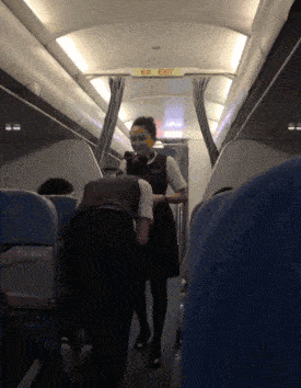 |搞笑GIF:一开门就碰到财神爷,今天要发财了吗