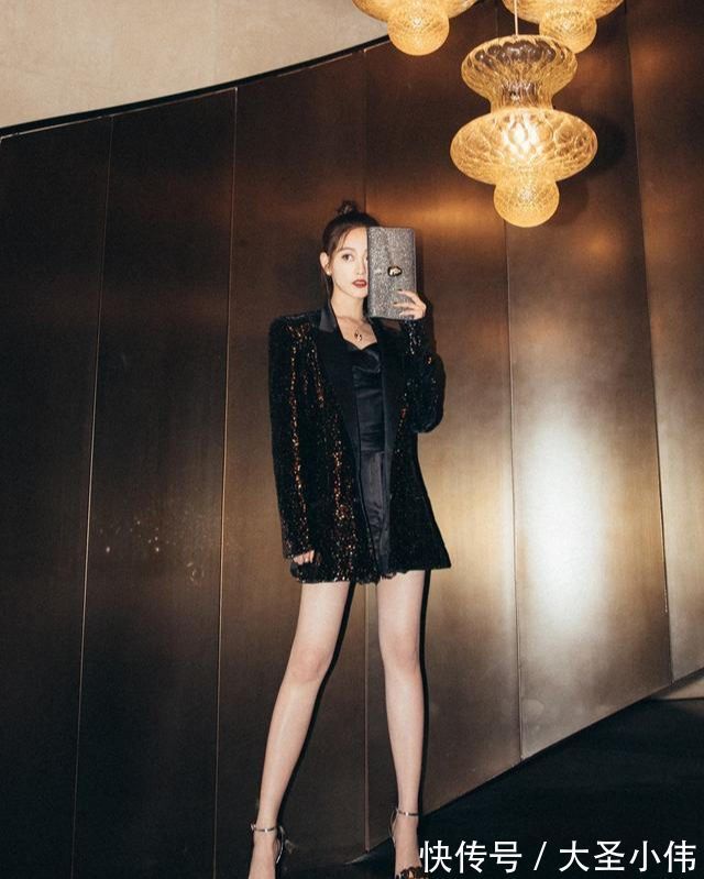 美女|美女街拍:小姐姐太美了,穿亮片外套配超短裤露出逆天长腿,丸子头俏皮洋气