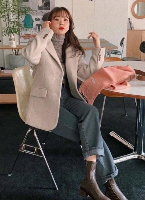 冬天怎么穿更潮流？试试“薄打底＋厚外套”，时尚达人最爱