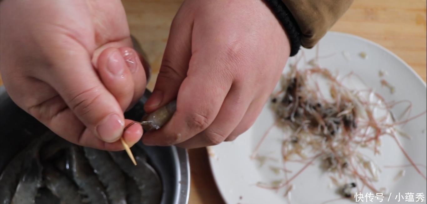 油焖大虾不要直接闷,按小鱼的方法做,又鲜又嫩,还没有腥味
